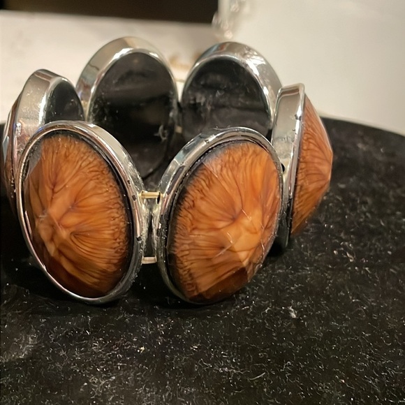 8” silver tone stretch bracelet with 6 oval bezel set jasper colored festoons - Picture 3 of 11